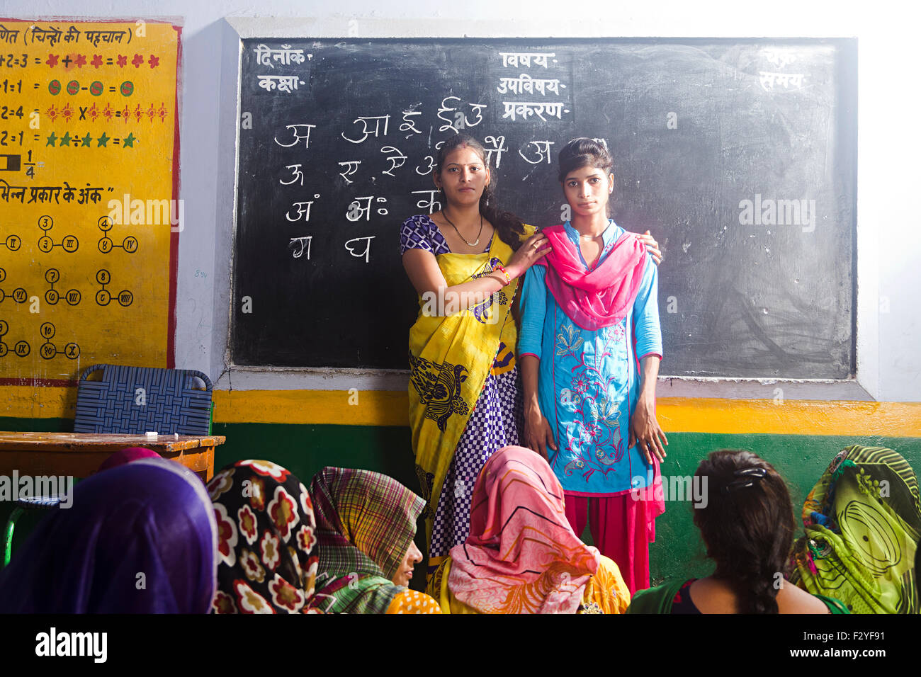 indische ländlichen Dorfbewohner Gruppe Menschenmassen Womans Klassenzimmer zu studieren Stockfoto