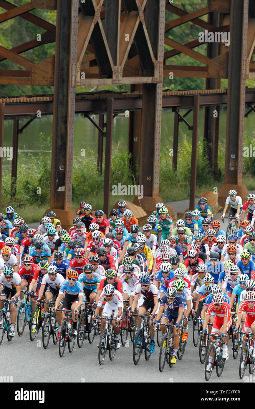 RICHMOND, VIRGINIA, 25. September 2015. Das Peloton fährt vorbei an einer erhöhten Eisenbahnstrecke auf Dock Street während 162-Meile UCI Road World Championships Männer unter 23 Straßenrennen. Bildnachweis: Ironstring/Alamy Live-Nachrichten Stockfoto