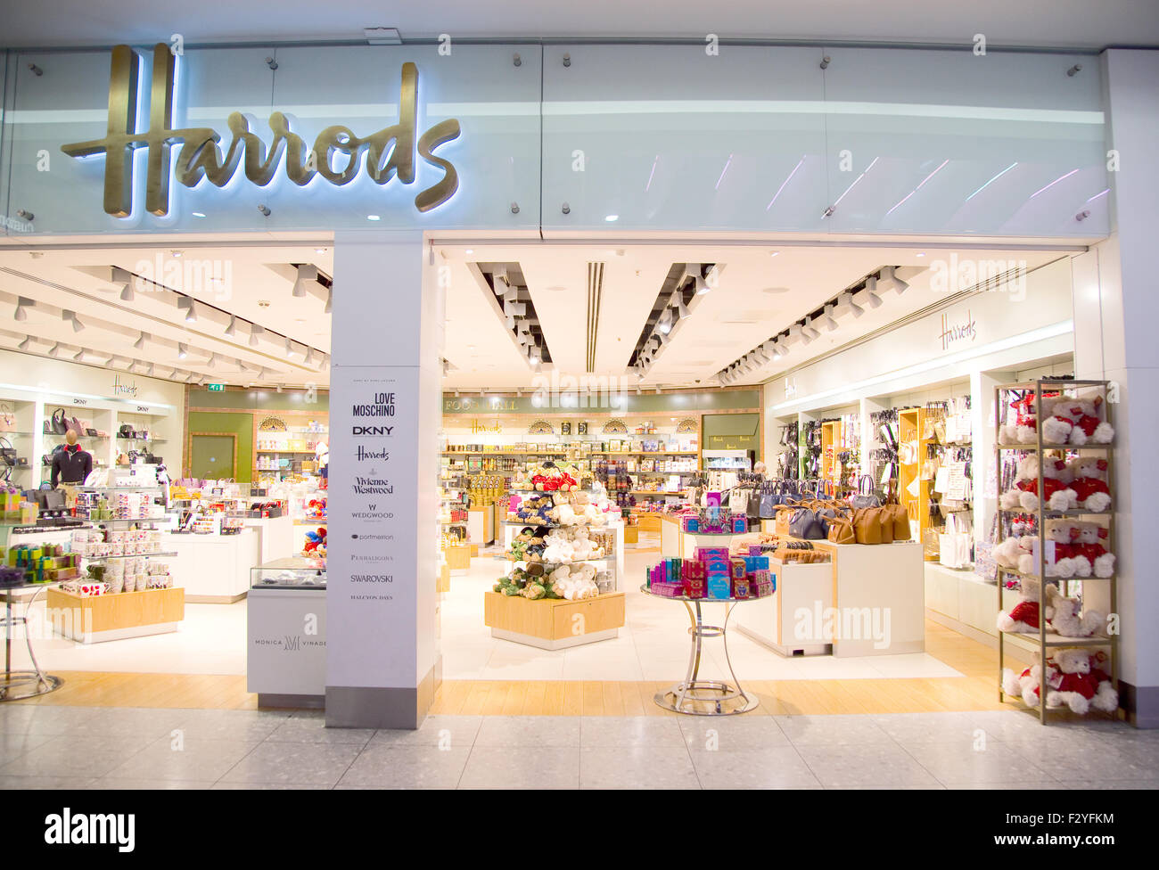LONDON - 5. SEPTEMBER: Harrods-Shop am Flughafen Heathrow am 5. September 2015 in London, England, Vereinigtes Königreich. Heathrow ist einer der t Stockfoto