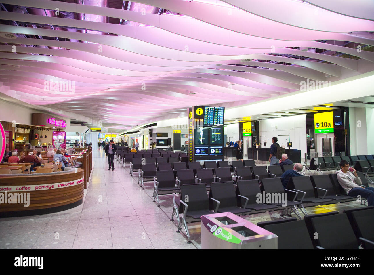 LONDON - 5. SEPTEMBER: Abflughalle am Flughafen Heathrow am 5. September 2015 in London, England, Vereinigtes Königreich. Heathrow ist eine Stockfoto