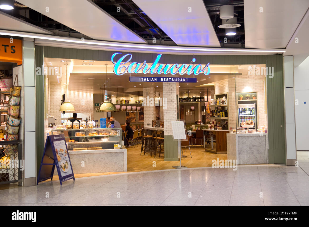LONDON - 5. SEPTEMBER: Carluccios am Flughafen Heathrow am 5. September 2015 in London, England, Vereinigtes Königreich. Heathrow ist eines der Stockfoto