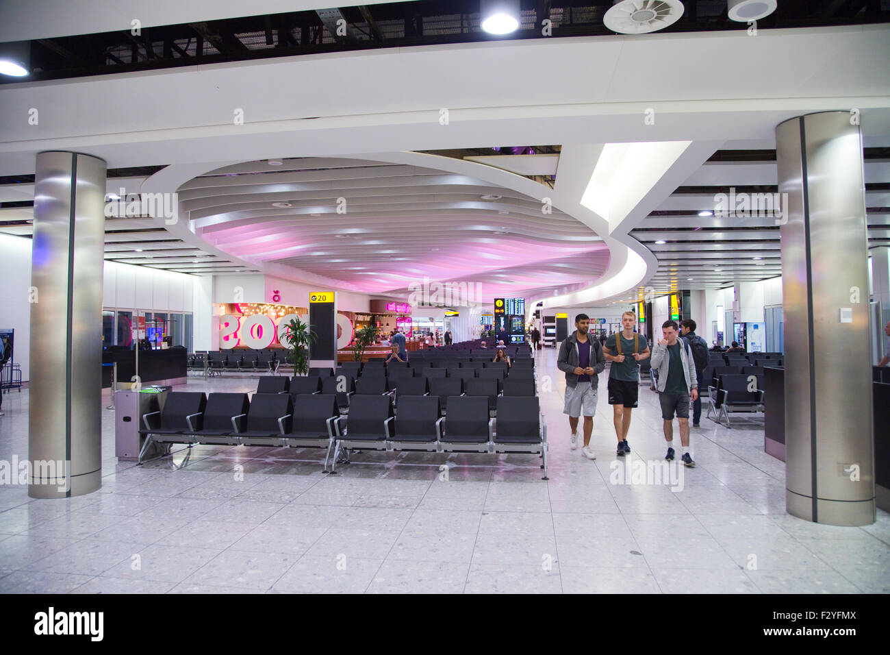 LONDON - 5. SEPTEMBER: Abflughalle am Flughafen Heathrow am 5. September 2015 in London, England, Vereinigtes Königreich. Heathrow ist eine Stockfoto