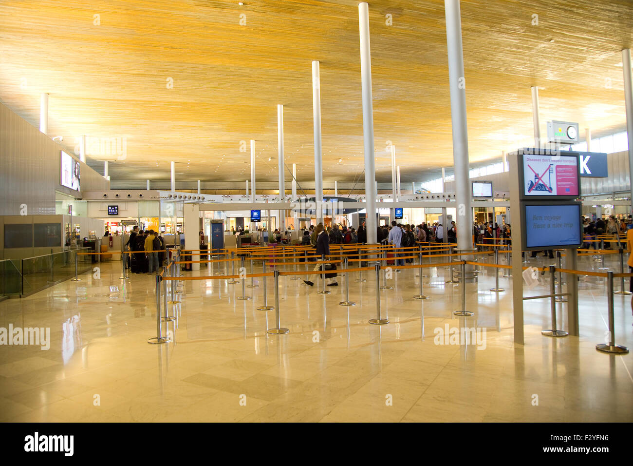 PARIS - 5. SEPTEMBER: Ankunft am Flughafen Charle de Gaulle am 5. September 2015 in Paris, Frankreich. Charle de Gaulle ist einer Stockfoto
