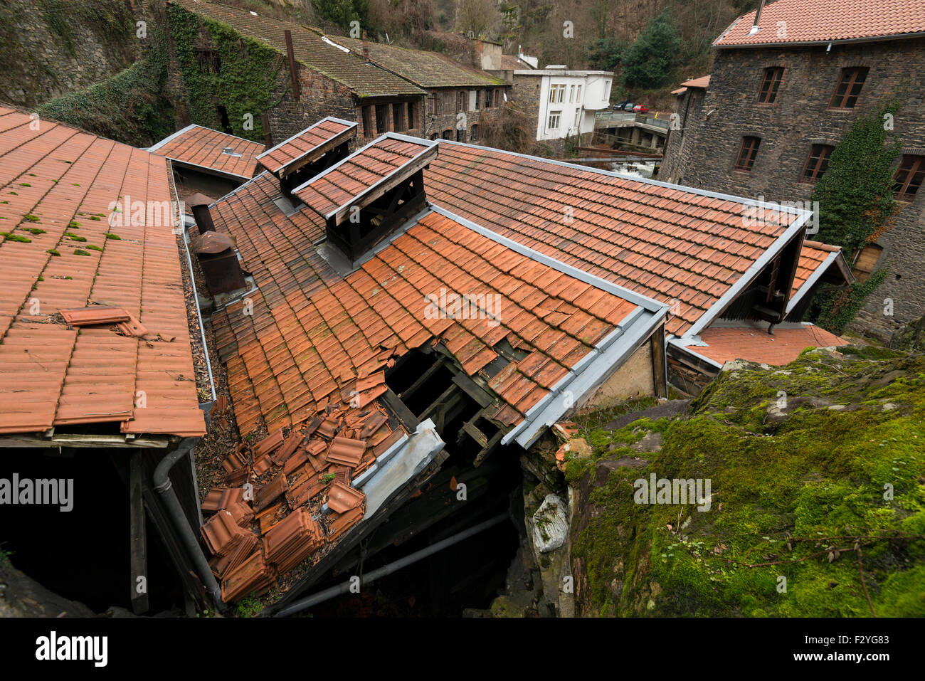 Sägezahn Dach, mit kaputten Fliesen, Industriebrachen, Website der Fabriken Tal, in der Nähe von Thiers, Auvergne Frankreich Europa. Stockfoto
