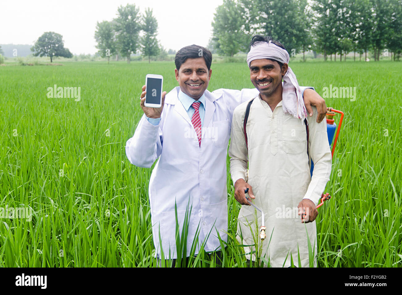 2 indische Arzt und ländlichen Bauer Bauernhof Handy Qualität zeigen Stockfoto