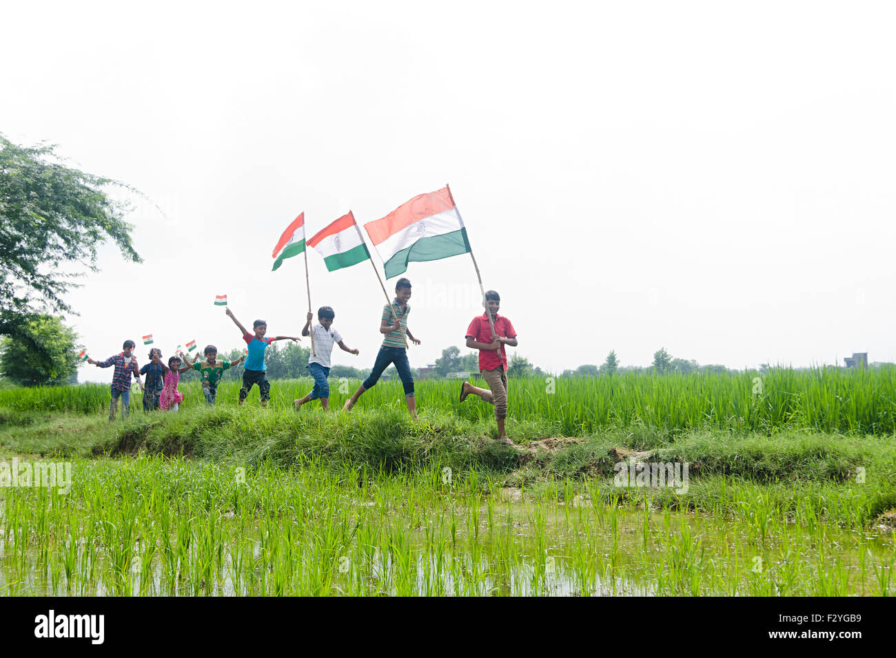 indische ländlichen Kinder Gruppe Massen Bauernhof Flagge flatternde Unabhängigkeitstag Stockfoto