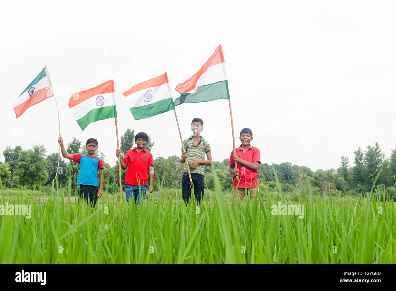 4 indische ländlichen Kinder Bauernhof stehende Flagge Unabhängigkeitstag Stockfoto