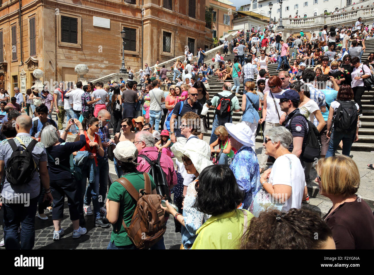 Touristen auf der spanischen Treppe in Rom sammeln Stockfoto