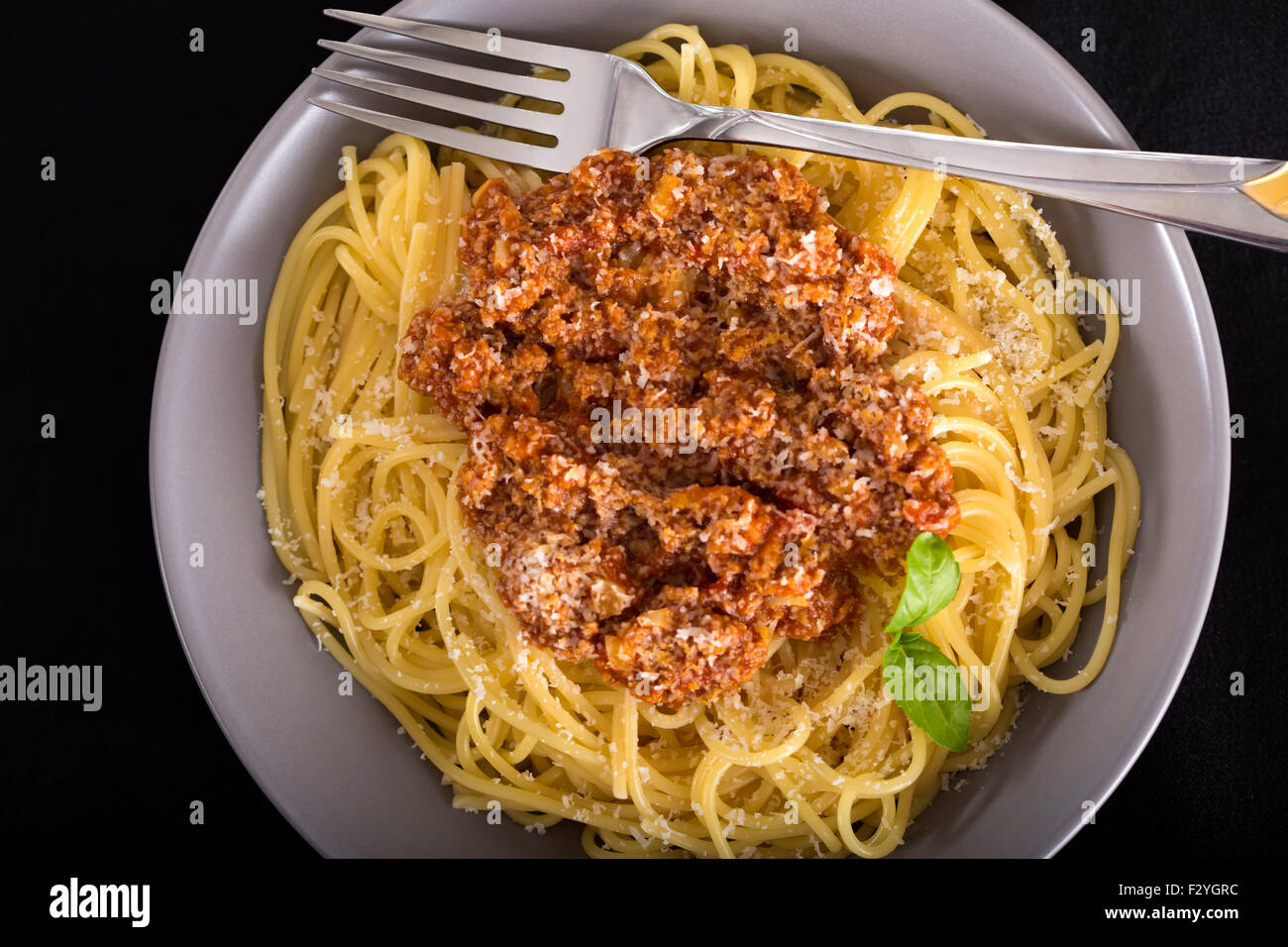 Spaghetti mit Bolognese-Sauce Parmesan und Basilikum Stockfoto