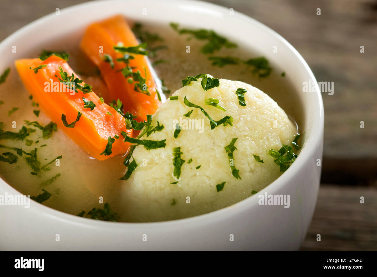 Nahaufnahme von Schüssel mit Knödelsuppe Stockfoto