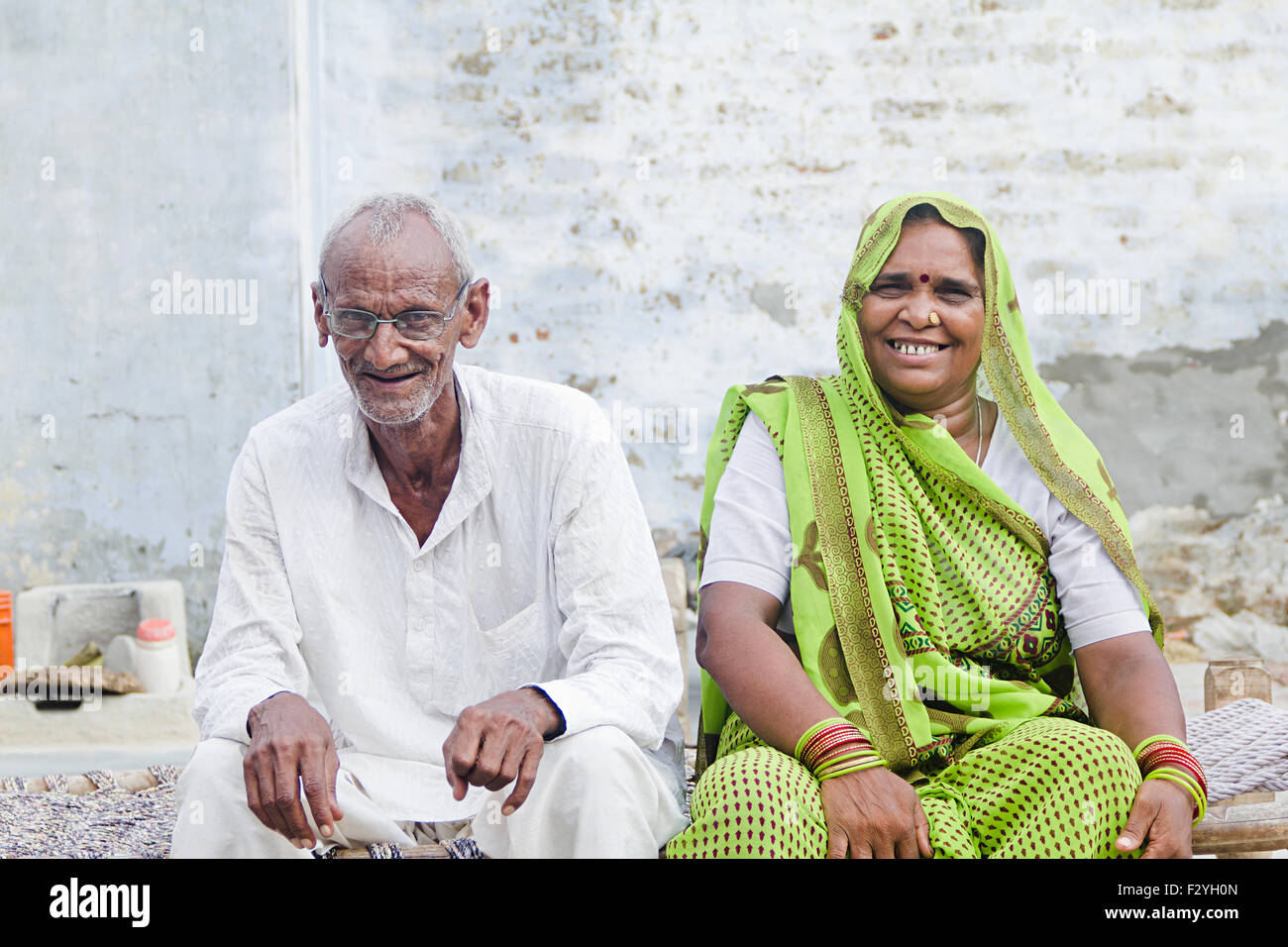 2 indische ländlichen verheiratet paar Dorfbewohner sitzen Home Charpai Stockfoto