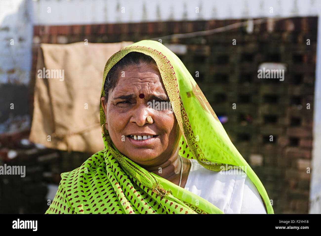 1 indische landwirtschaftliche Senior Frau stehend Stockfoto
