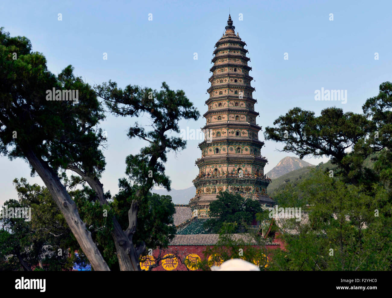 (150926)--HONGTONG, 26. September 2015 (Xinhua)--Foto aufgenommen am 25. September 2015 zeigt die Feihong (Flying Rainbow) Turm am Guangsheng Tempel im Hongtong Grafschaft, Nord-China Shanxi Provinz. Die Guangsheng Tempel wurde zunächst im ersten Jahr (147 n. Chr.) der Jianhe Herrschaft der Östlichen Han-Dynastie (20-220 n. Chr.) eingerichtet. Der Tempel unterzog sich mehreren Schäden bei Erdbeben und einige Reparaturen in den letzten Jahren erlebt. Der fliegende Rainbow Tower, eines der charakteristischen Tempelarchitektur hat 13 Stockwerke mit einer Höhe von 47,31 m und ihr Flugzeug ist achteckig. Der ganze Turm war de Stockfoto