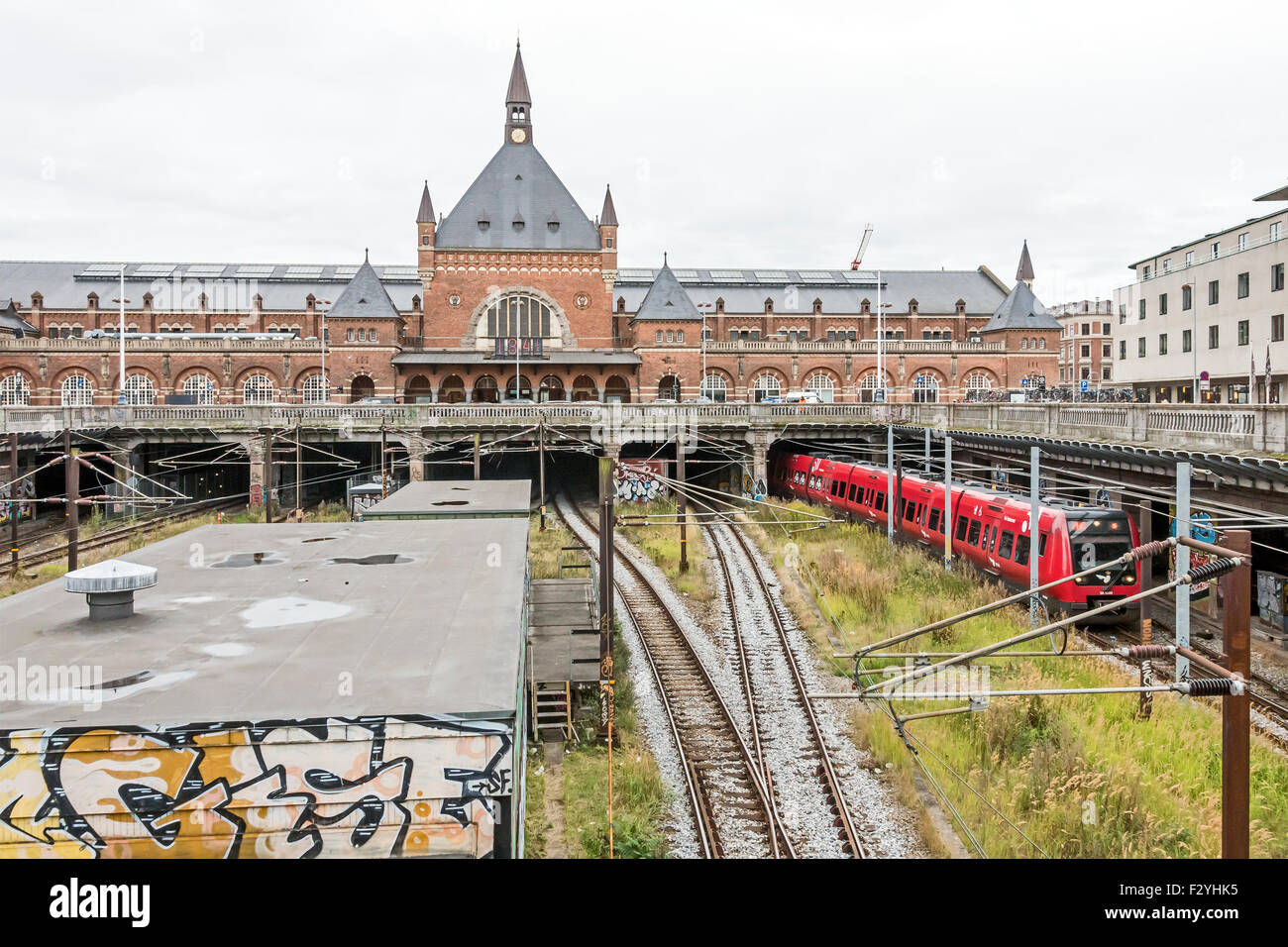 Bahn von Norden in den Hauptbahnhof Kopenhagen (Hovedbanegaarden) führt mit s S-Tog abfliegen Stockfoto