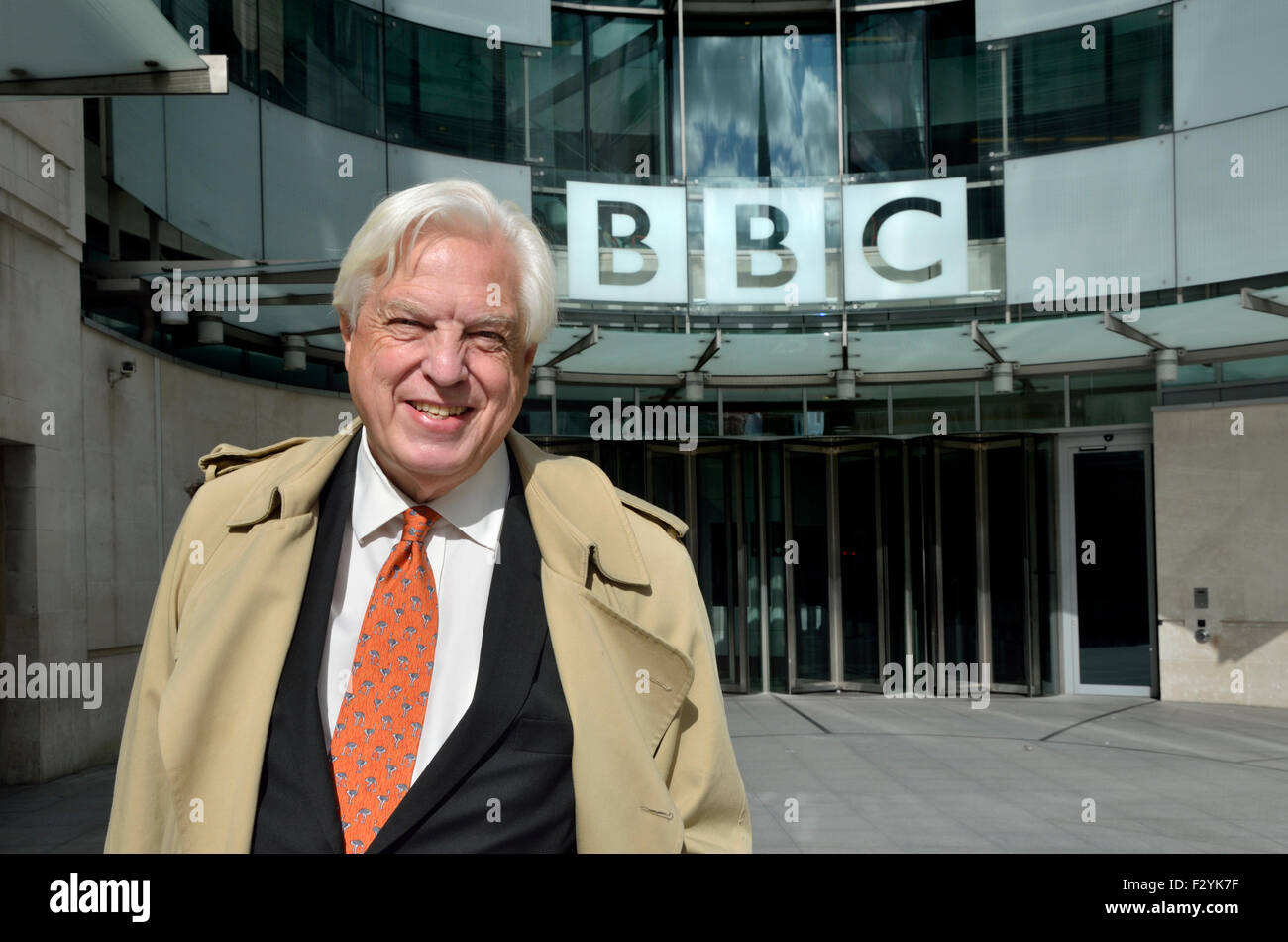 John Simpson CBE, World Affairs Editor von BBC News, außen neue Broadcasting House, London Stockfoto