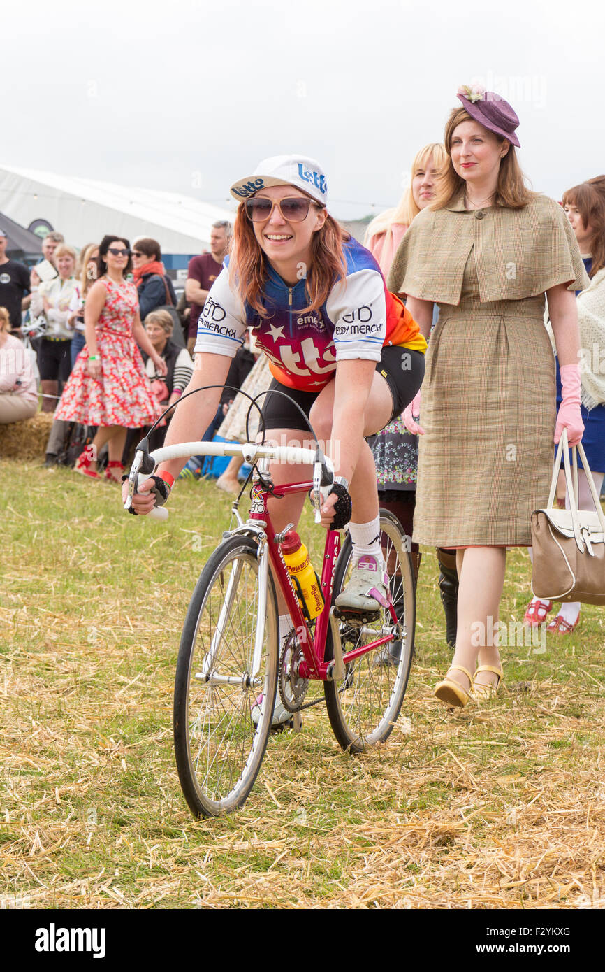 Eroica ist ein Vintage Radsport-Event in Bakewell in Derbyshire statt.  Neben dem Radfahren gibt es verschiedene Wettbewerbe. Stockfoto