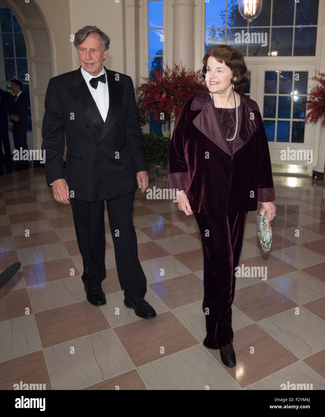 Washington DC, USA. 25. Sep 2015. Dianne Feinstein, U.S.Senator und Richard Blum Ankunft im State Dinner für Chinas Präsident Xi und Madame Peng Liyuan im Weißen Haus in Washington, DC für einen offiziellen Staatsbesuch Freitag, 25. September 2015. Bildnachweis: Dpa picture Alliance/Alamy Live News Stockfoto