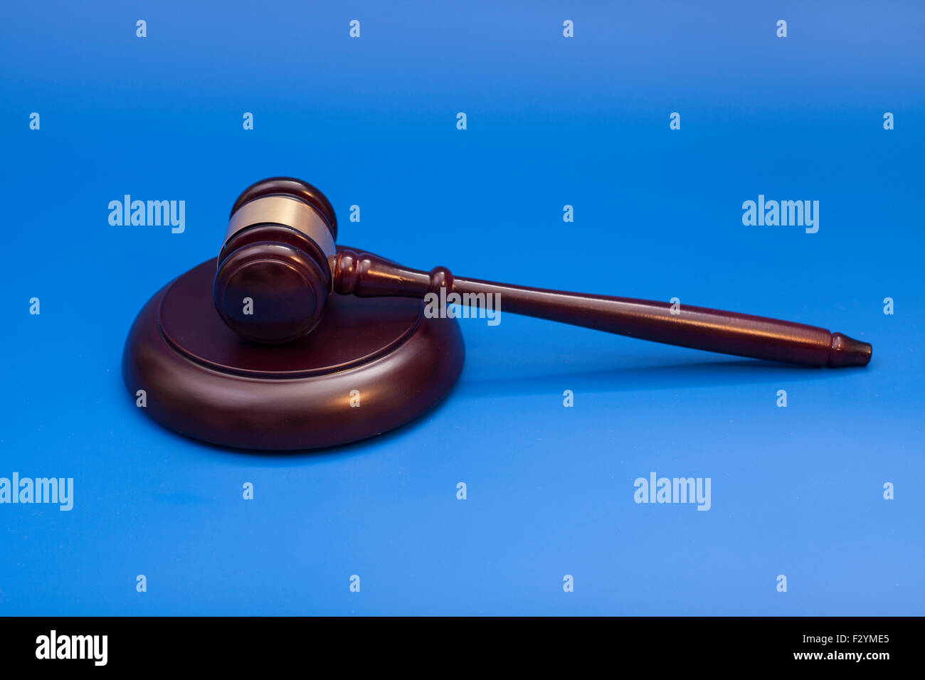 Holz Richterhammer und Resonanzboden auf blauem Hintergrund isoliert Stockfoto