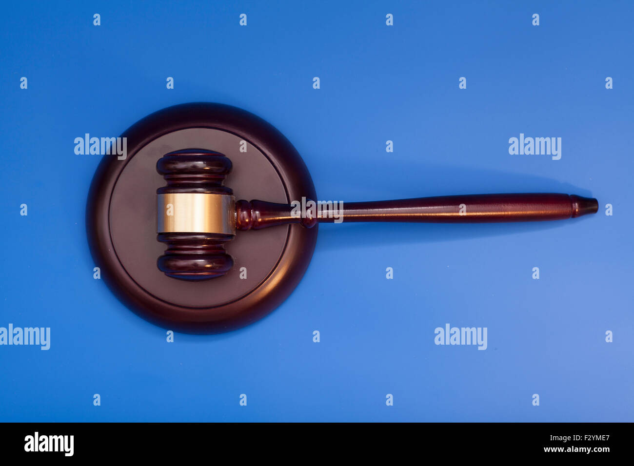 Holz Richterhammer und Resonanzboden auf blauem Hintergrund isoliert Stockfoto