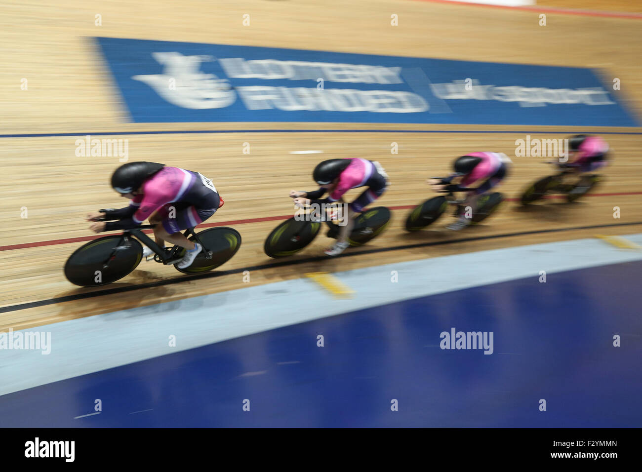 Manchester, Großbritannien. 26 Sep, 2015. Das Pearl Izumi weibliche Mannschaft streben in Aktion an der 2015 British Cycling national track Meisterschaften an der nationalen Radfahren center in Manchester, England. Die jährliche Veranstaltung bietet eine einzigartige Gelegenheit für die öffentliche Welt Klasse Radfahrer im Wettbewerb um die begehrten britischen Meister Trikots zu sehen. Quelle: Ian hinchliffe/alamy leben Nachrichten Stockfoto