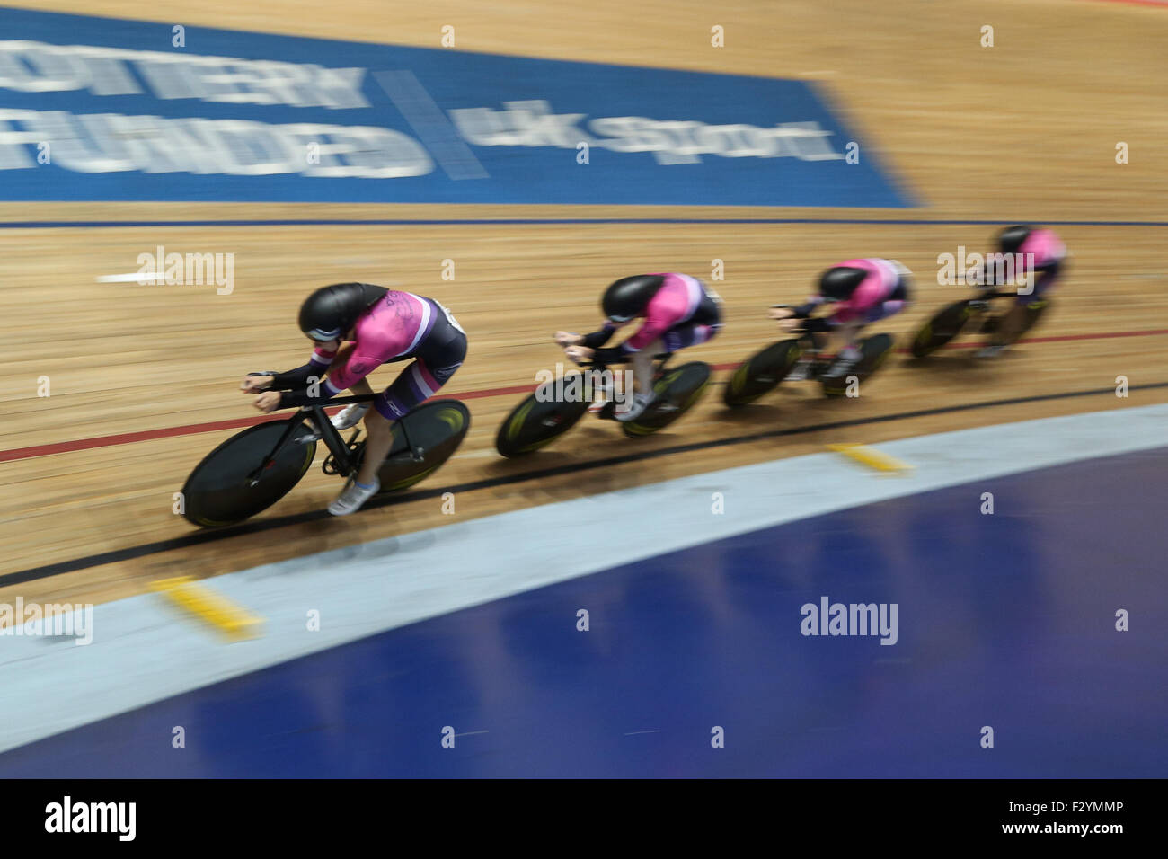 Manchester, Großbritannien. 26 Sep, 2015. Das Pearl Izumi weibliche Mannschaft streben in Aktion an der 2015 British Cycling national track Meisterschaften an der nationalen Radfahren center in Manchester, England. Die jährliche Veranstaltung bietet eine einzigartige Gelegenheit für die öffentliche Welt Klasse Radfahrer im Wettbewerb um die begehrten britischen Meister Trikots zu sehen. Quelle: Ian hinchliffe/alamy leben Nachrichten Stockfoto