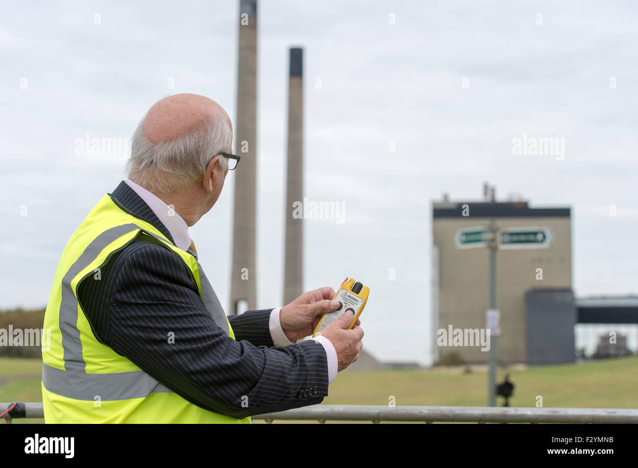 Cockenzie, Schottland. 26. Sep 2015.  Cockenzie Power Station Abriss Beschriftung Info: "Taste" am Tag der Veranstaltung, die den Abriss der beiden Schornsteine zu initiieren, wird von East Lothian resident Donald McCulloch, der Gewinner des Charity-Tombola durchgeführt werden, die von Longniddry & District Rotary Club organisiert wurde. Der Verkauf der Tickets haben über £7.800, mit Erlös verteilt gleichmäßig zwischen mehreren verschiedenen Wohltätigkeitsorganisationen gesammelt. Bildnachweis: Rob Gray/Alamy Live-Nachrichten Stockfoto