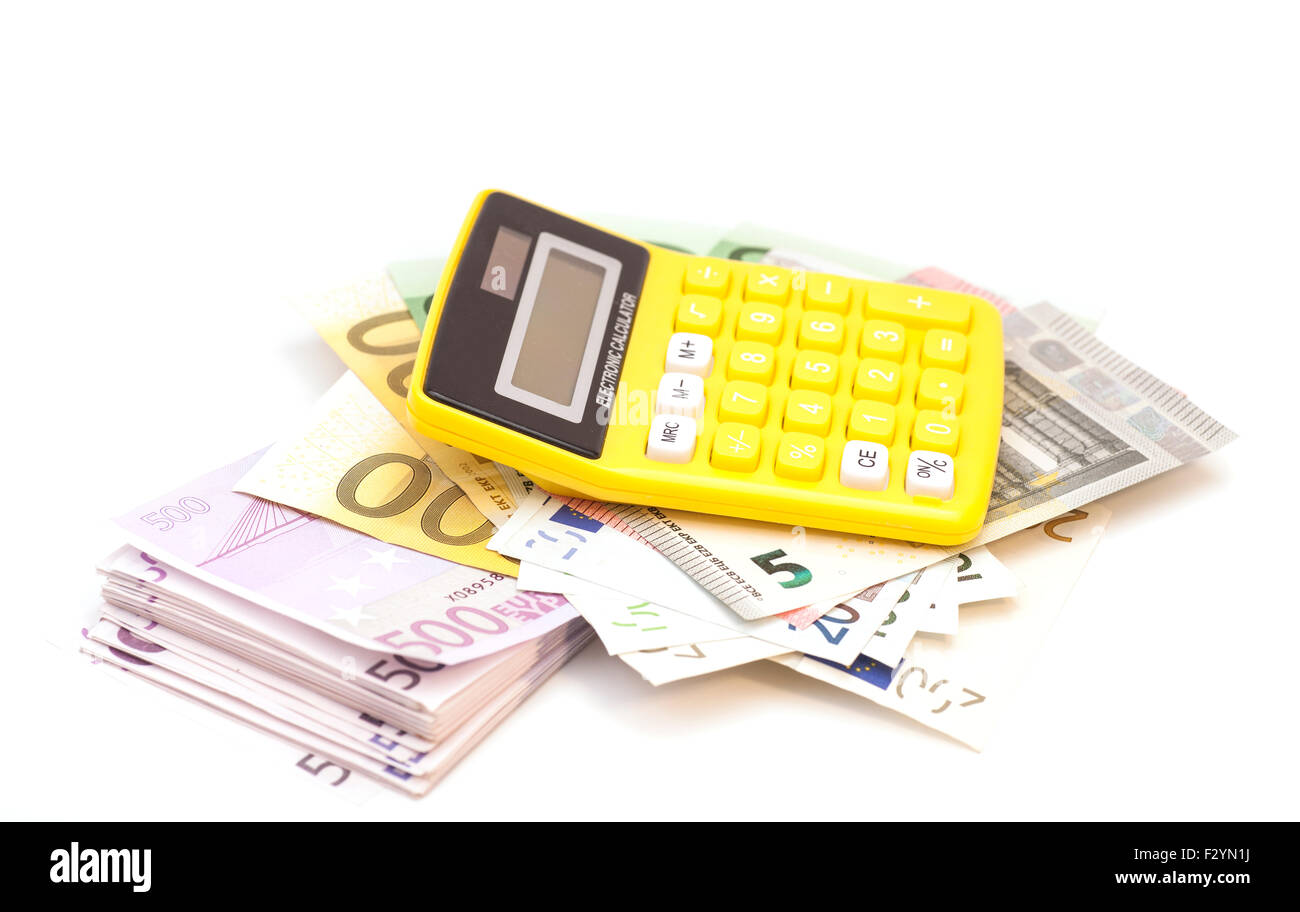 Taschenrechner mit Euro-Banknoten, die isoliert auf weiss Stockfoto