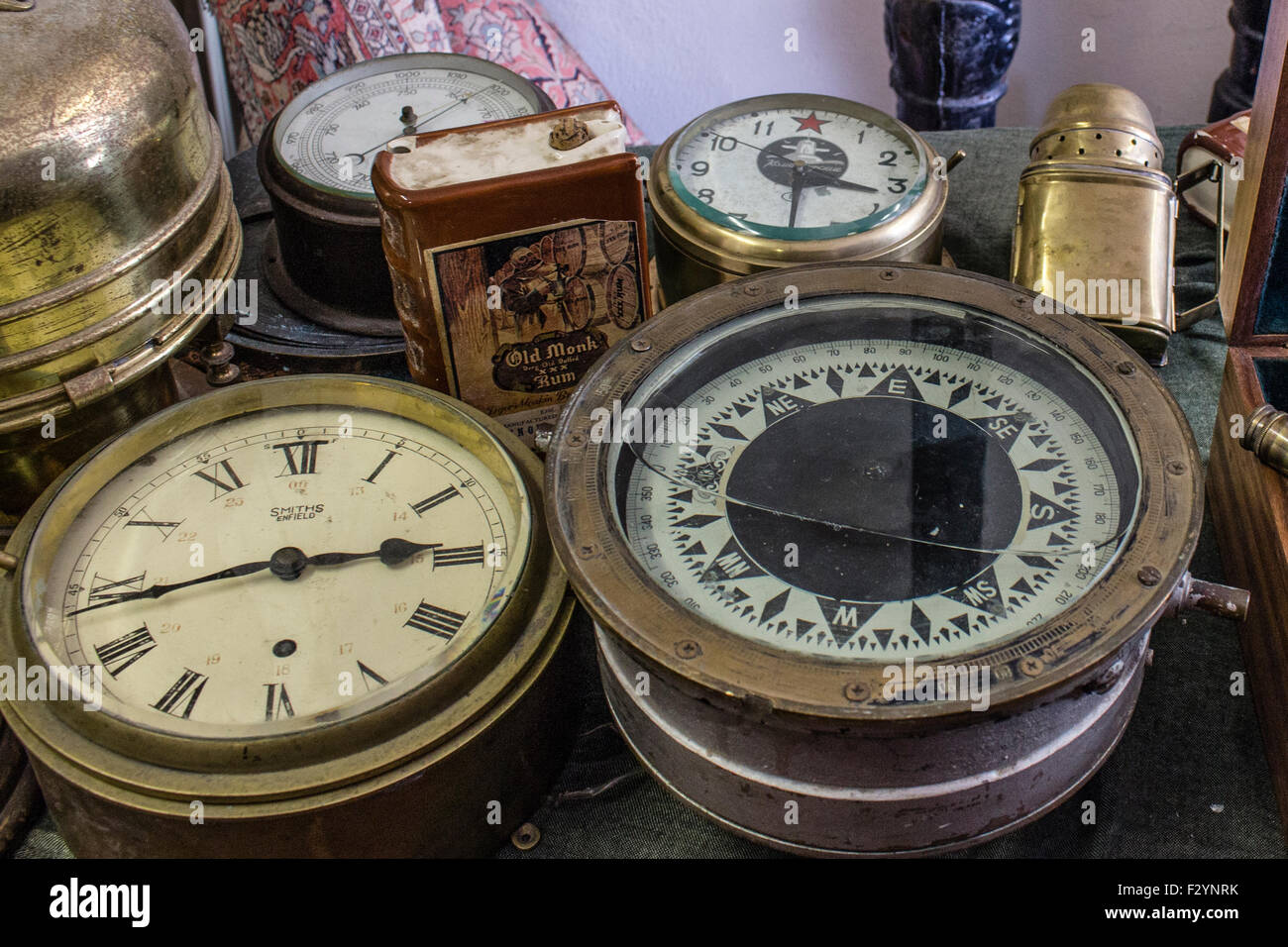 Alte Uhren und Barometer im Junk-e-Shop, County Kerry, Irland Stockfoto