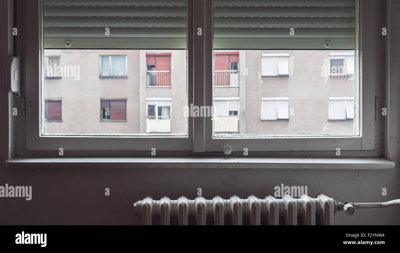 Dunkel und schlechte home interior, Details eines Ortes hinter dem Fenster. Stockfoto