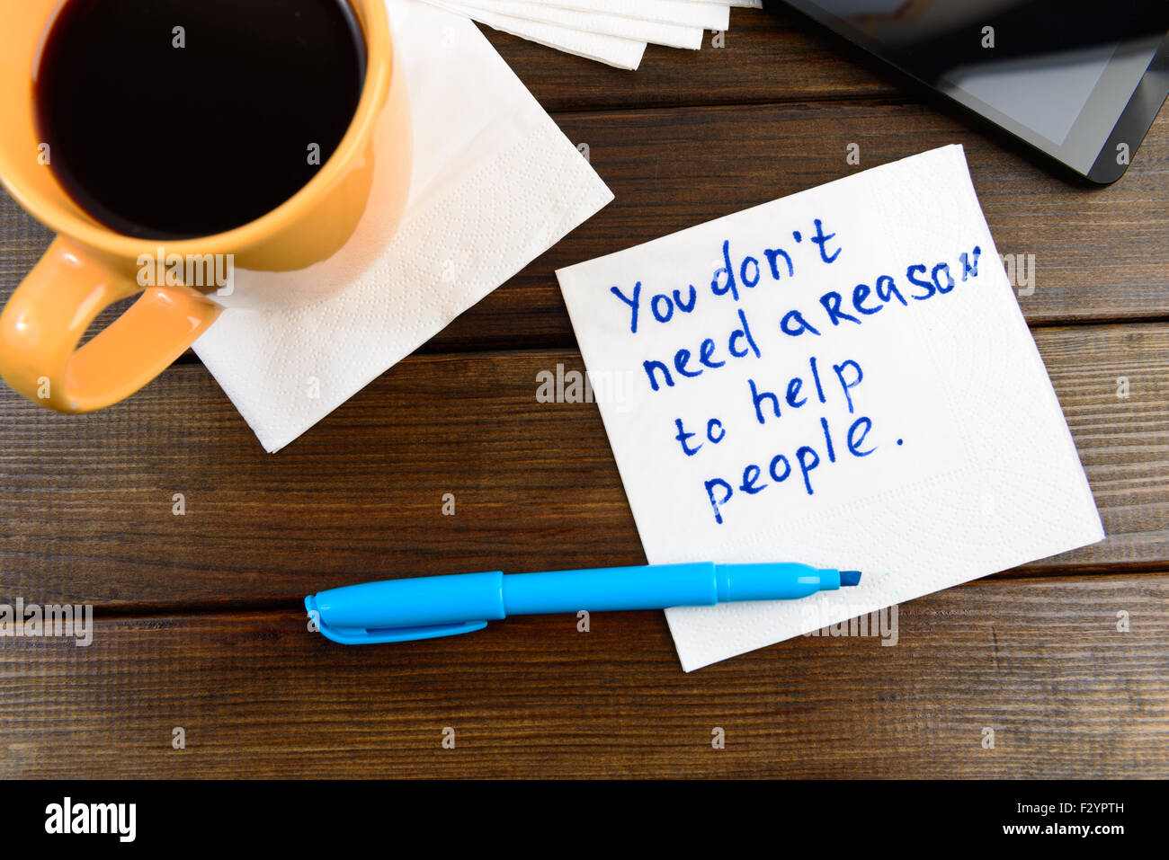 Vorentwurfsskizze "Ihren Grund, Menschen zu helfen, brauchen nicht" auf Café Serviette Stockfoto