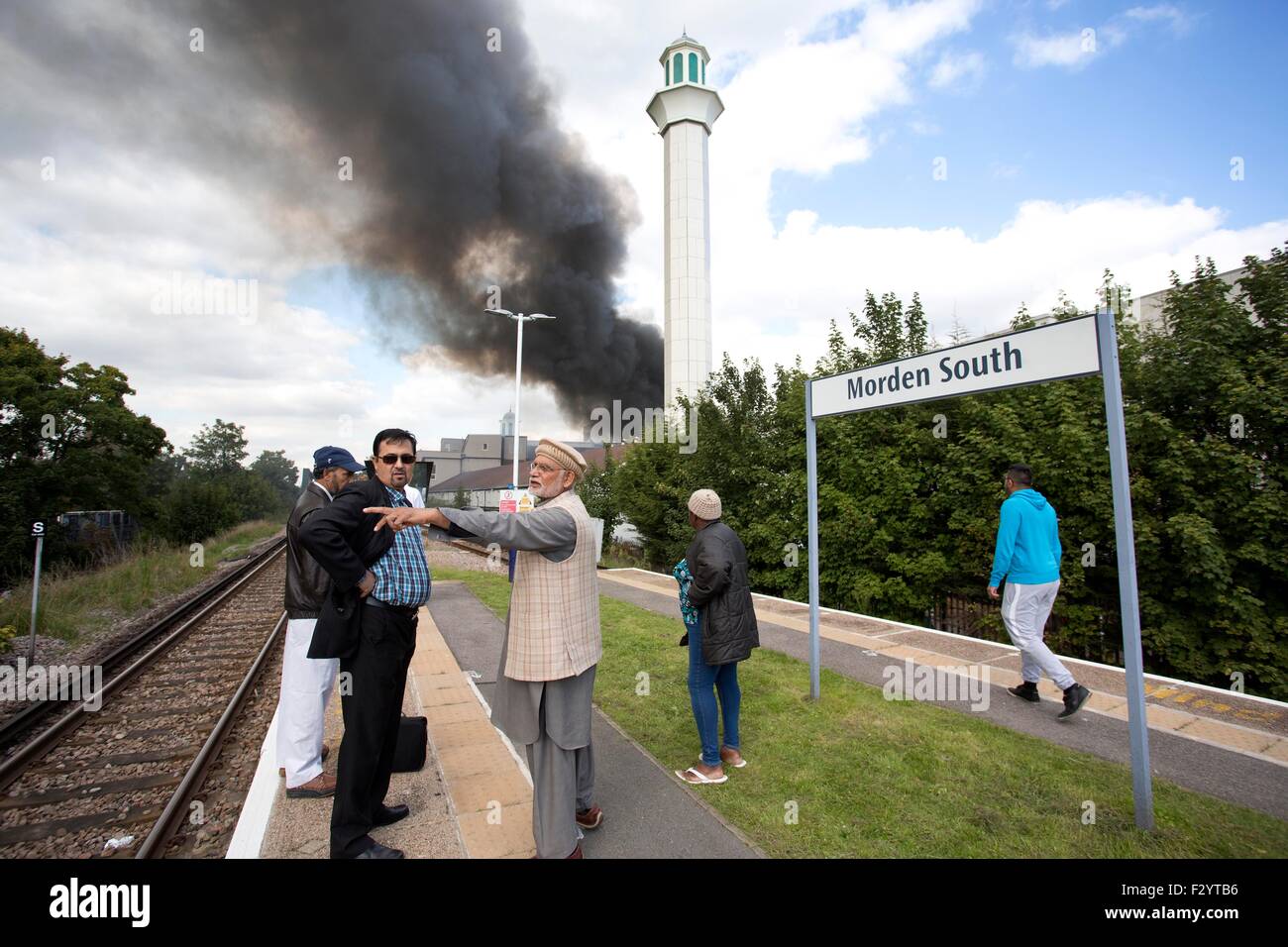 Morden, Süd-West-London, UK, 26. Sep, 2015. London-Moschee Feuer: über 70 Feuerwehrleute bekämpfen Blaze. Morden, Süd-West-London, UK, 26. Sep, 2015. Zehn Feuerwehrfahrzeuge nach Baitul Futuh Moschee im Süden von London geschickt, um das Feuer im Morden Süd, Süd-West-London, Vereinigtes Königreich © Jeff Gilbert/Alamy Live News Bildnachweis zu besuchen: Jeff Gilbert/Alamy Live News Stockfoto