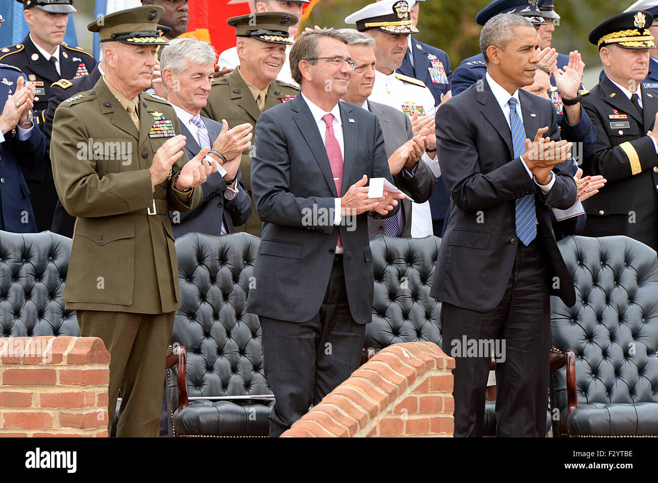 US-Präsident Barack Obama steht mit Verteidigungsminister Ashton Carter (Mitte) und General Joseph Dunford Jr., der neue Joint Chiefs Vorsitzende während einer Änderung der Verantwortung Zeremonie am Joint Base Myer-Henderson Hall 25. September 2015 in Arlington, Virginia. Gen Dunford ersetzt scheidenden Vorsitzender der Joint Chiefs Of Staff General Martin Dempsey. Stockfoto