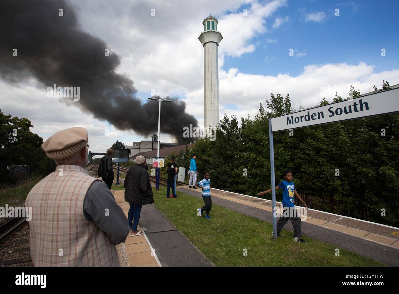 Morden, Süd-West-London, UK, 26. Sep, 2015. London-Moschee Feuer: über 70 Feuerwehrleute bekämpfen Blaze. Morden, Süd-West-London, UK, 26. Sep, 2015. Zehn Feuerwehrfahrzeuge nach Baitul Futuh Moschee im Süden von London geschickt, um das Feuer im Morden Süd, Süd-West-London, Vereinigtes Königreich © Jeff Gilbert/Alamy Live News Bildnachweis zu besuchen: Jeff Gilbert/Alamy Live News Stockfoto
