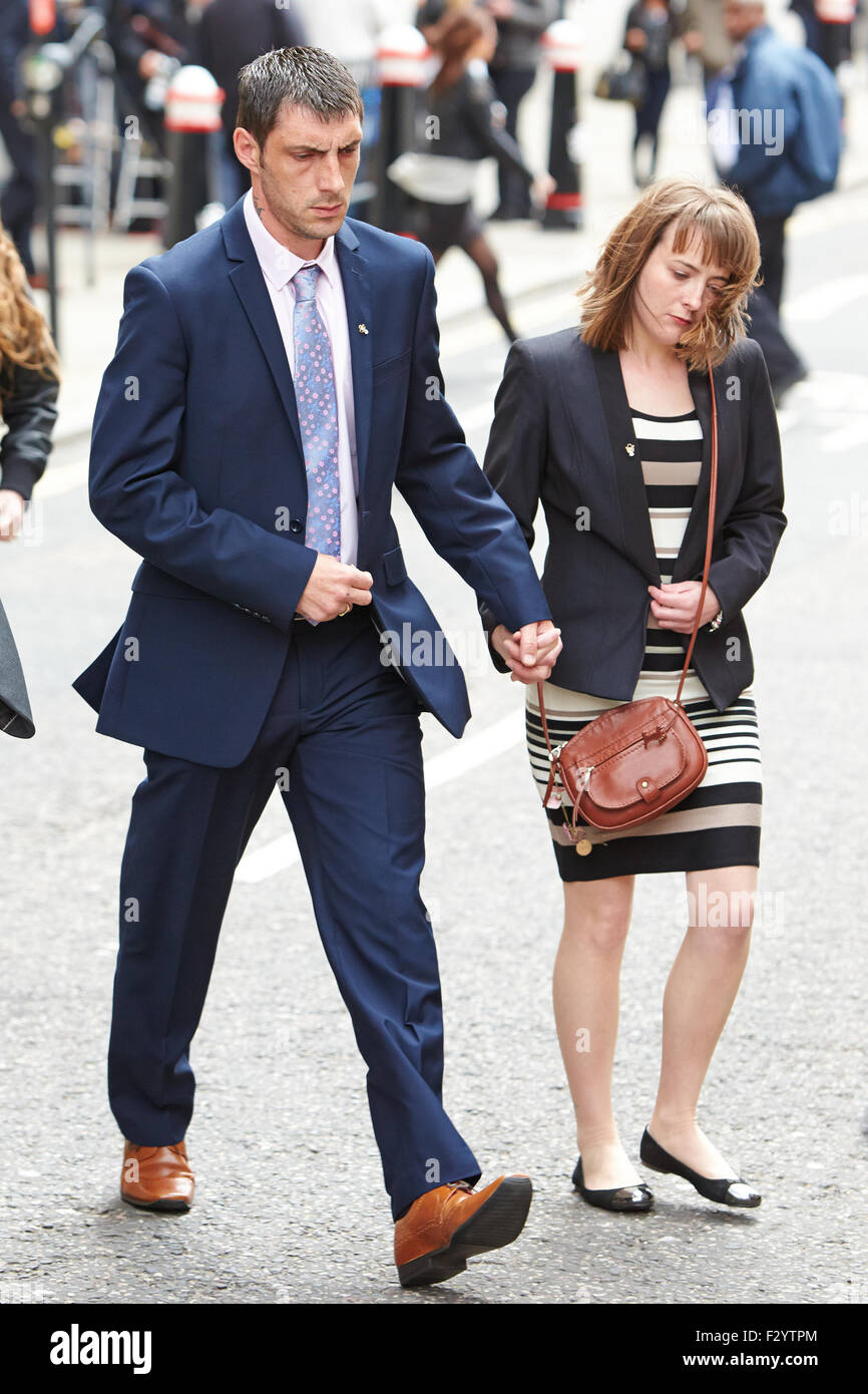 Steven Carter (L), Vater der ermordeten Schülerin Tia Sharp verlässt Old Bailey nach Anhörung ein Geständnis Stockfoto