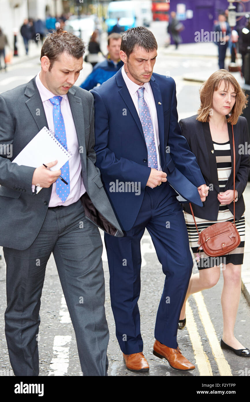 Steven Carter (C), Vater der ermordeten Schülerin Tia Sharp verlässt Old Bailey nach Anhörung ein Geständnis Stockfoto