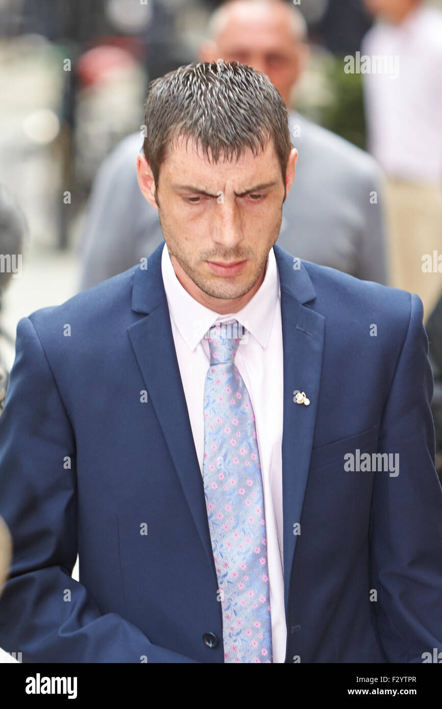 Steven Carter (C), Vater der ermordeten Schülerin Tia Sharp verlässt Old Bailey nach Anhörung ein Geständnis Stockfoto