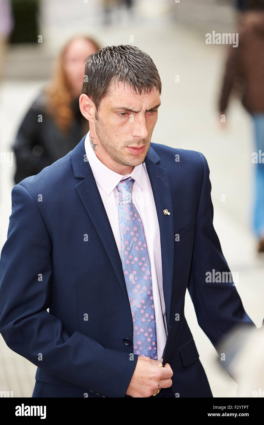 Steven Carter (C), Vater der ermordeten Schülerin Tia Sharp verlässt Old Bailey nach Anhörung ein Geständnis Stockfoto