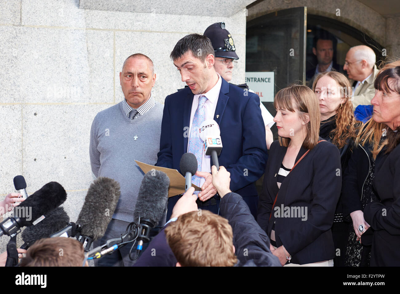Steven Carter (C), Vater der ermordeten Schülerin Tia Sharp verlässt Old Bailey nach Anhörung ein Geständnis Stockfoto