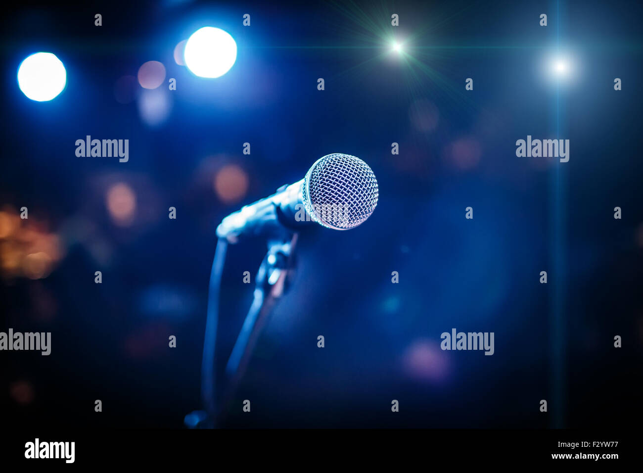 Mikrofon auf der Bühne vor dem Hintergrund des Auditoriums Stockfoto