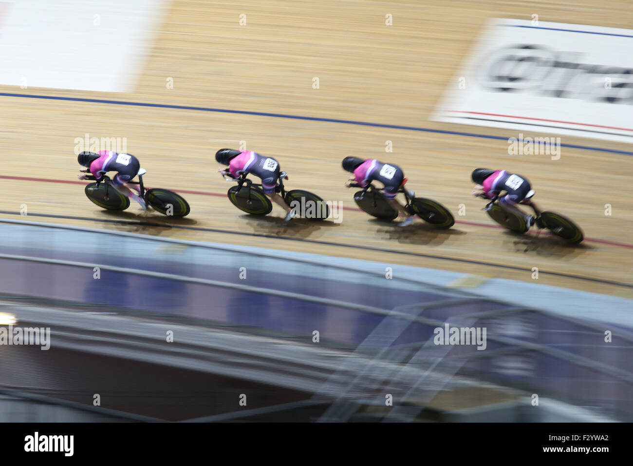 Manchester, Großbritannien. 26 Sep, 2015. Das Pearl Izumi Team mit Katie Archibald, Ciara home, Joanna rowsell Shand und Sarah Geschichte auf ihrer Weise zum Gewinnen Gold in die weibliche Mannschaft streben an der 2015 British Cycling national track Meisterschaften an der nationalen Radfahren center in Manchester, England. Die jährliche Veranstaltung bietet eine einzigartige Gelegenheit für die öffentliche Welt Klasse Radfahrer im Wettbewerb um die begehrten britischen Meister Trikots zu sehen. Quelle: Ian hinchliffe/alamy leben Nachrichten Stockfoto