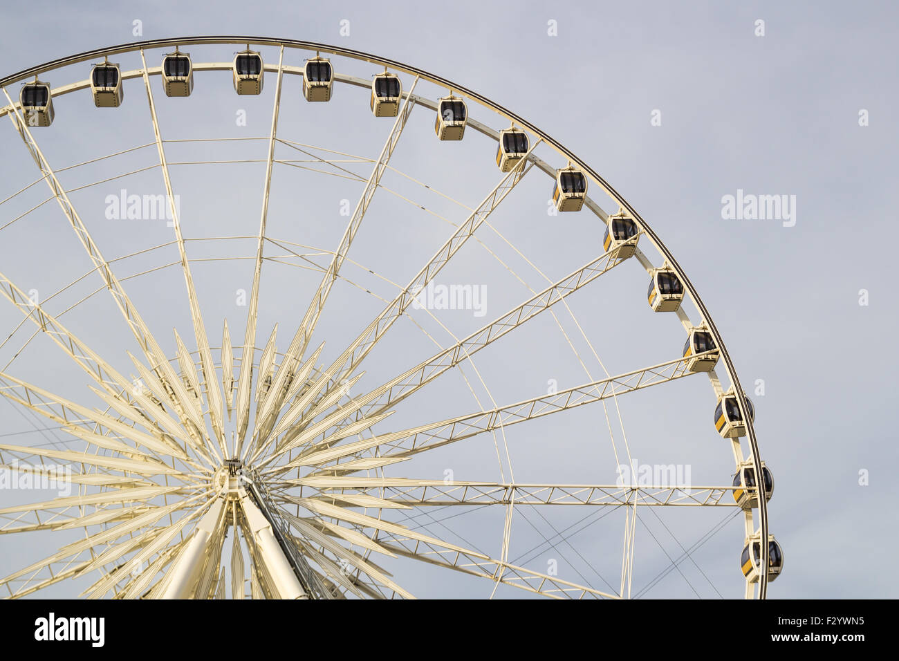 Riesenrad mit Himmelshintergrund Stockfoto