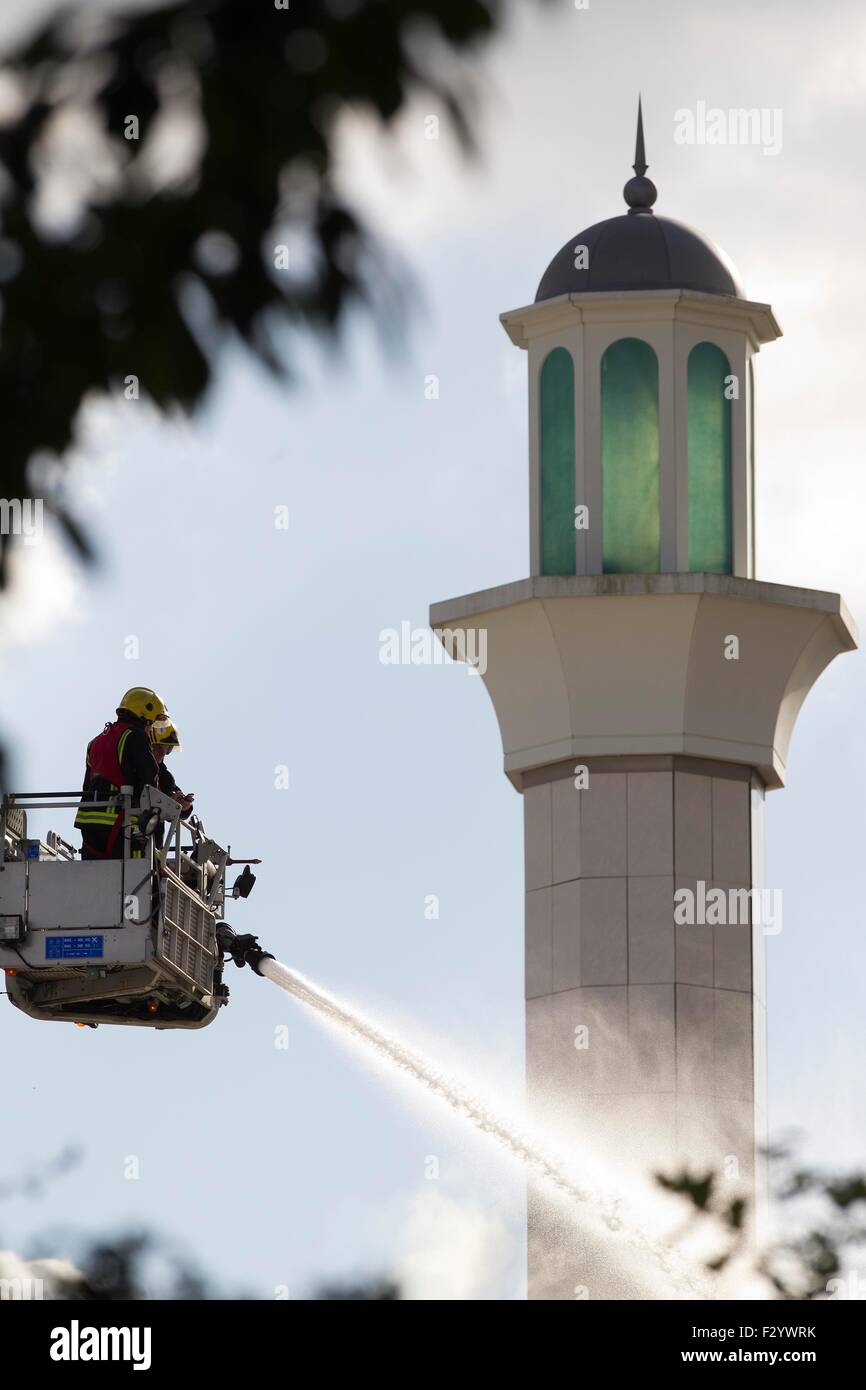 Morden, Süd-West-London, UK, 26. Sep, 2015. Bild zeigt Feuerwehrleute aus London Feuerwehr Bekämpfung ein großes Feuer im Süden Morden Moschee Fire, London, U Credit: © Jeff Gilbert/Alamy Live News Stockfoto