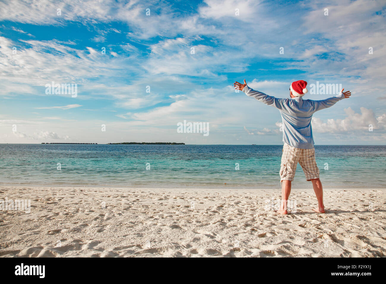 Weihnachtsferien - Mann in Nikolausmütze am tropischen Strand Stockfoto Weihnachtsferien - Mann in Nikolausmütze am tropischen Strand Stockfoto