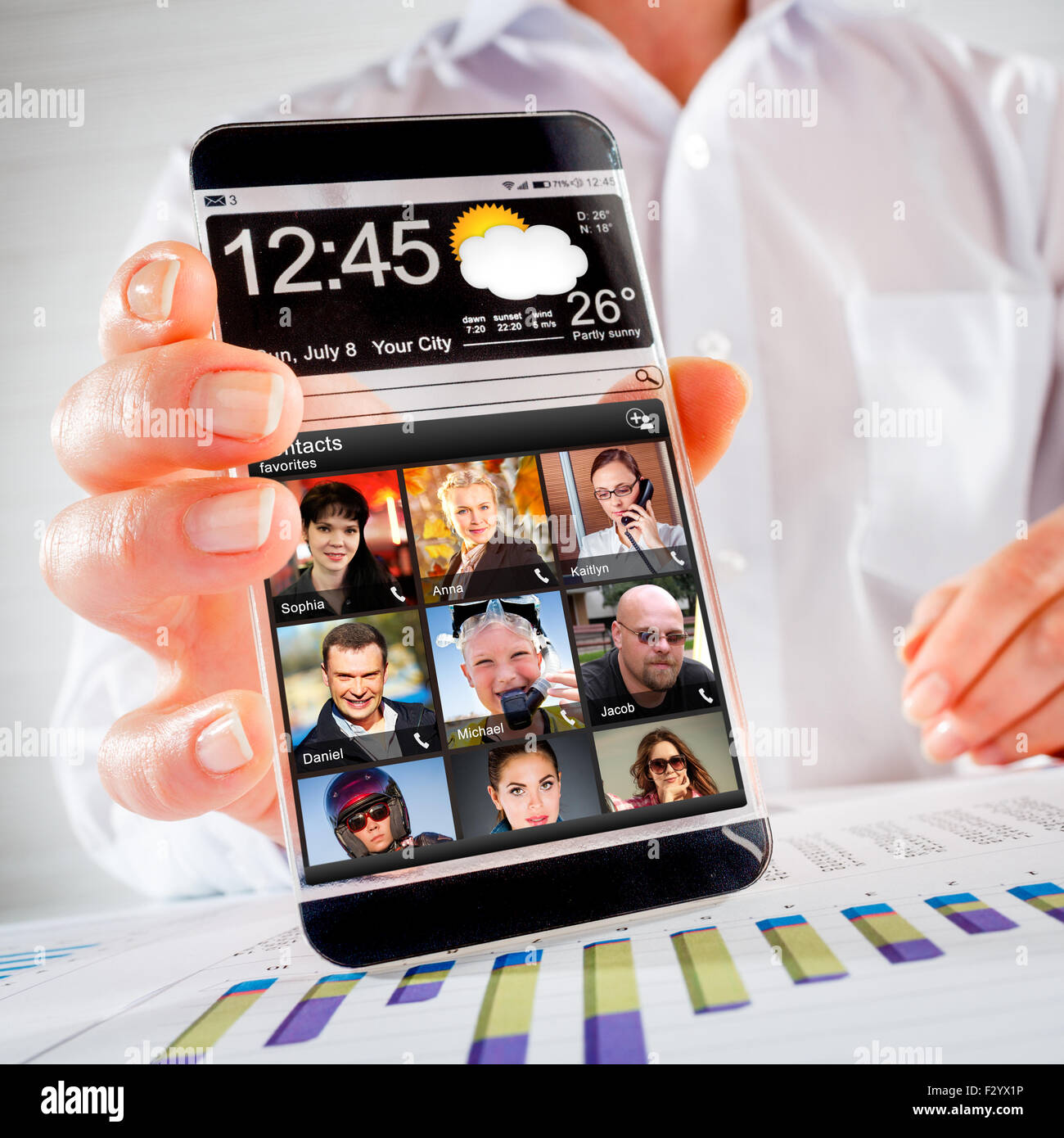 Futuristische Smartphone (Phablet) mit einem transparenten Display in Menschenhand. Tatsächliche zukünftige innovative Konzeptideen und beste tech Stockfoto