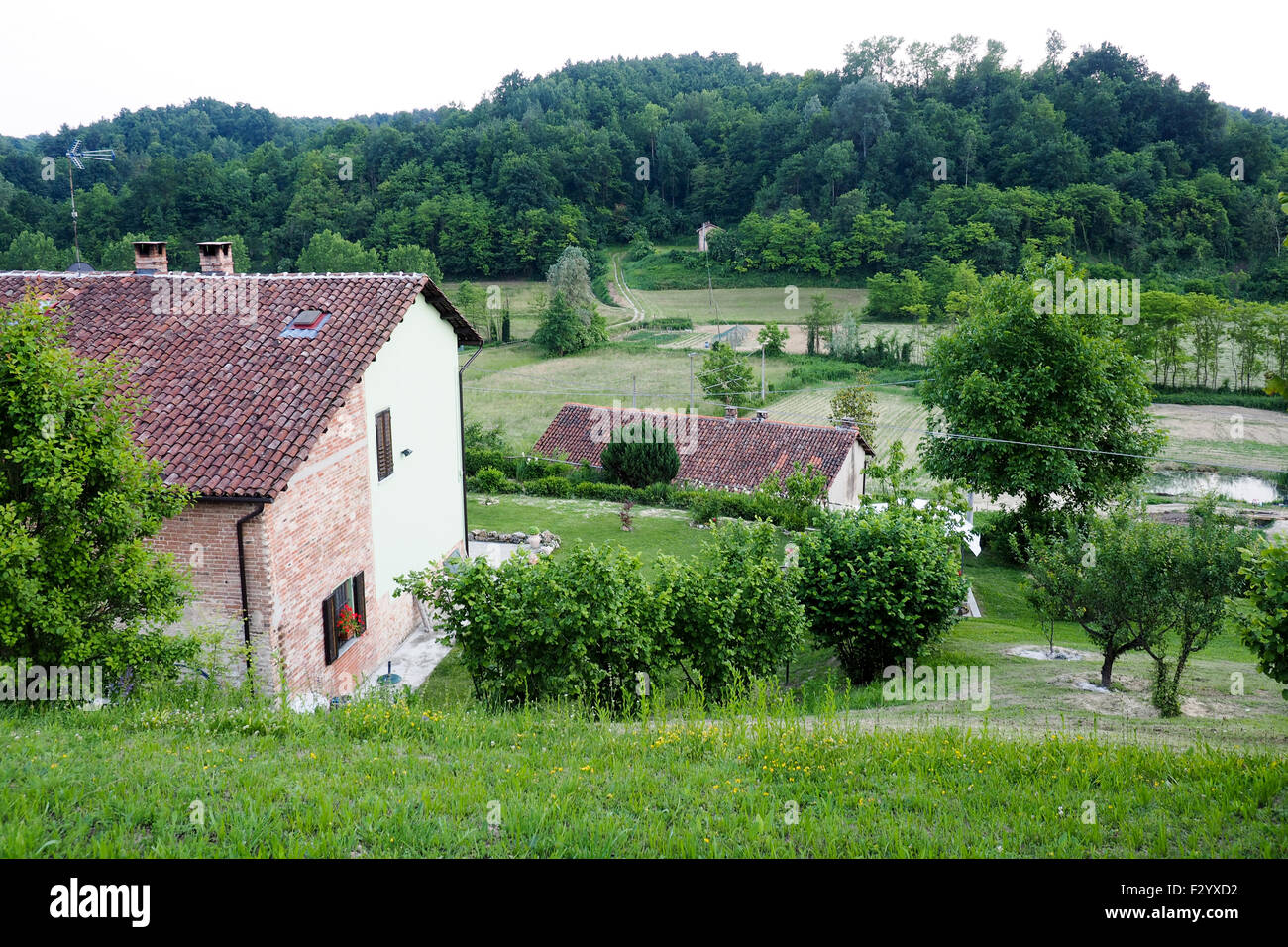 Ein Landhaus auf einem Hügel mit Blick auf einen Garten. Stockfoto