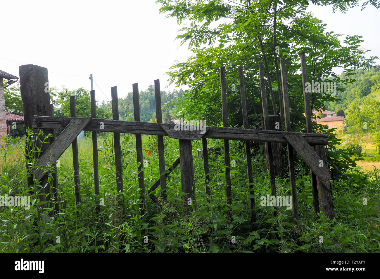 Wackelige hölzerne Tor Stockfoto