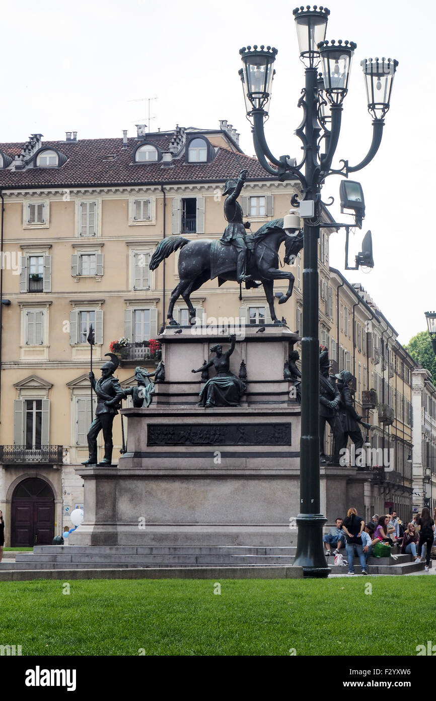 Die Reiterstatue von Carlos Alberto, und dekorativen Lamp Post auf der Piazza Carlo Alberto, Turin, Piemont, Italien. Stockfoto