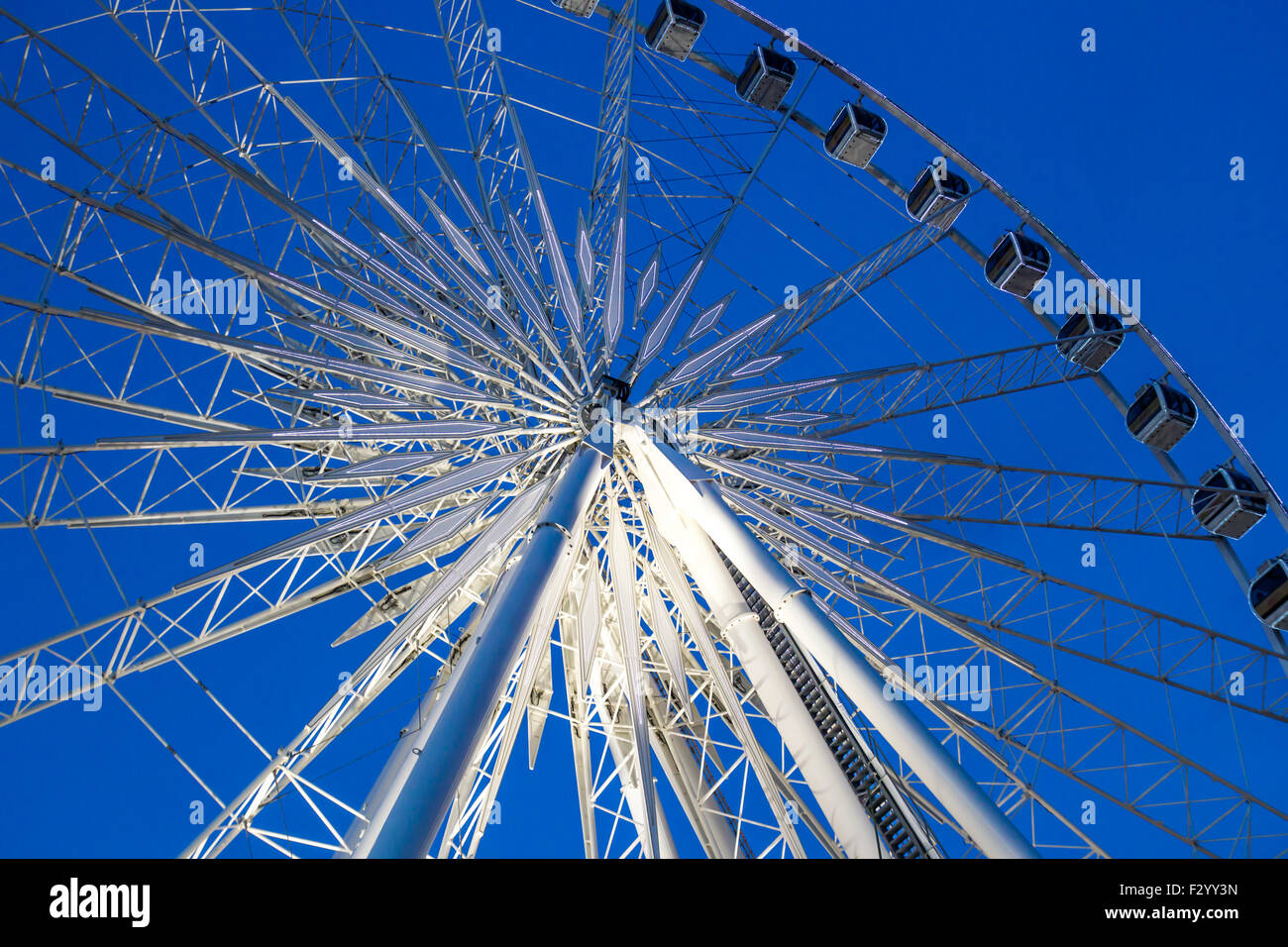 Riesenrad mit Himmelshintergrund Stockfoto