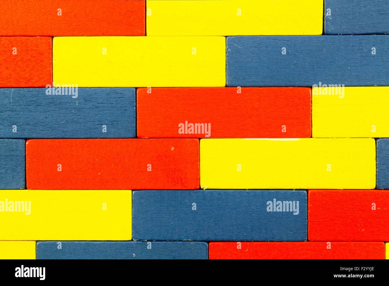 Rot, blau, gelb aus Holz Bauklötze als Hintergrund Stockfoto