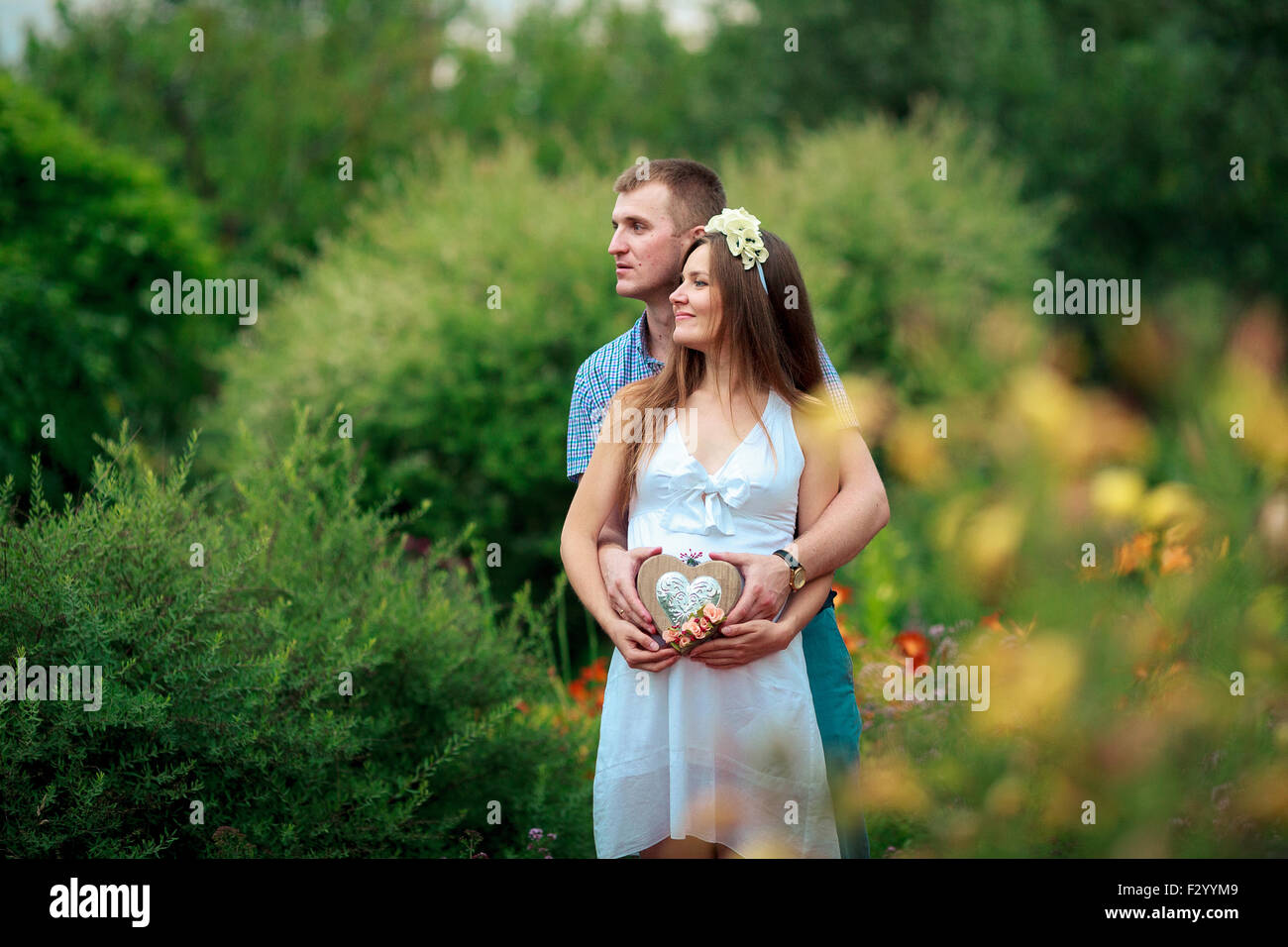 Glücklich und junge schwangere paar in der Natur Stockfoto